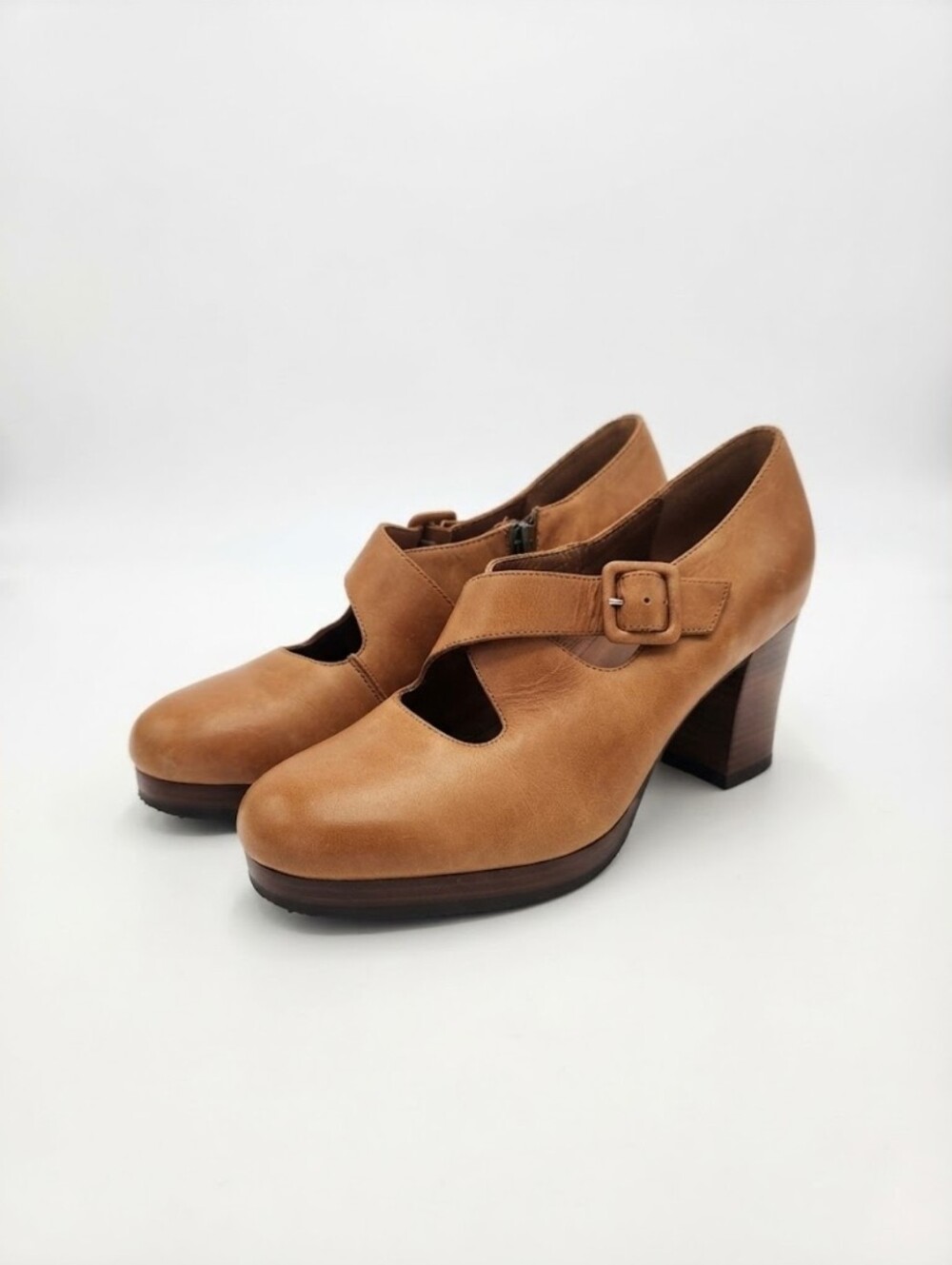 Vintage Classic Mary Jane Block Heel Pumps in Tan Size 8.5